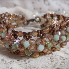 Pulsera nenúfar, un reflejo verde y dorado con peonzas de cristal de Swarovski y facetas de cristal de bohemia